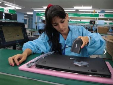 Новата Куба: завод за лаптопи и таблети