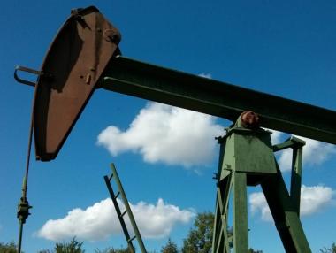 Петролът е поскъпнал с 50% за година