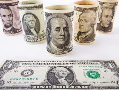 Доларът започва силно новата 2017 г.