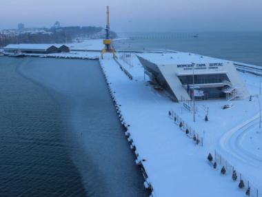 Морето край Бургас започна да замръзва