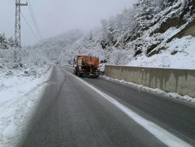 Затварят пътища и цели области заради „леден дъжд“