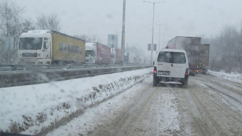 По 1 млн. лв. на ден губят превозвачи заради снега