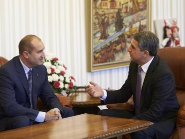 Росен Плевнелиев предава властта на Румен Радев (на живо)