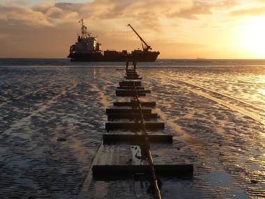 Прокарват кабел под морето между Ирландия и Франция