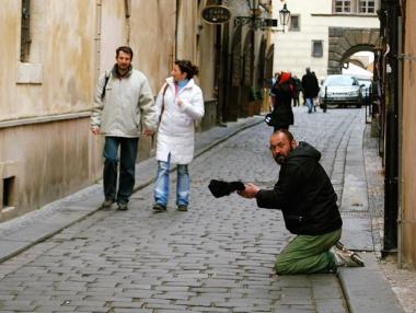 Домакинствата в Гърция обедняват, средната класа се свива