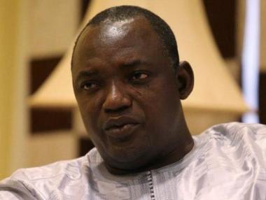 Новият президент на Гамбия се завръща в страната да поеме властта