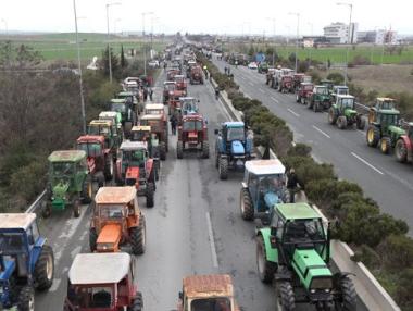 Гръцките фермери опитват да блокират границата с България