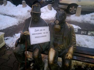 Паметници в София осъмнаха с противогази