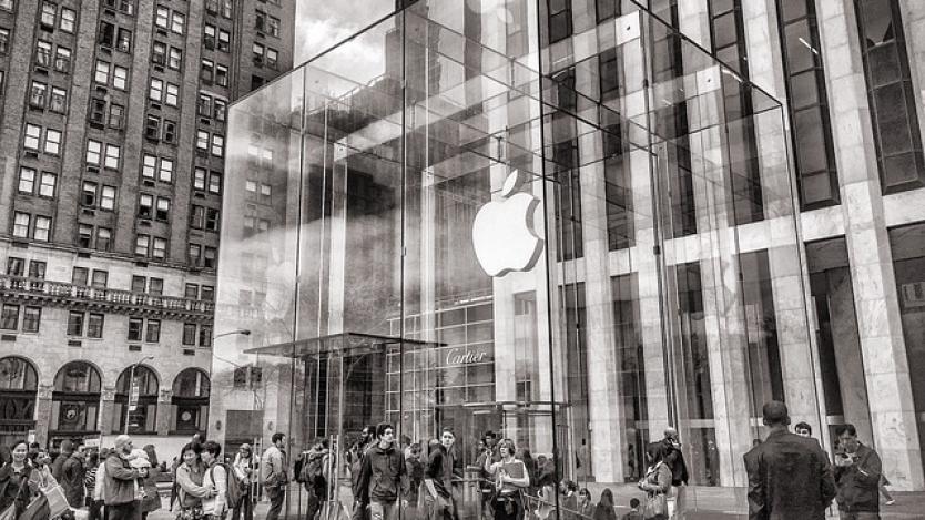 Apple прави двойно по-голям стъкления си магазин на Пето авеню