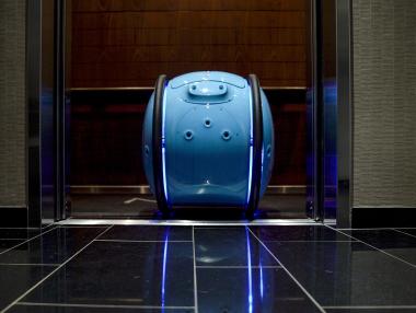 Създателите на Vespa представиха революционен куфар