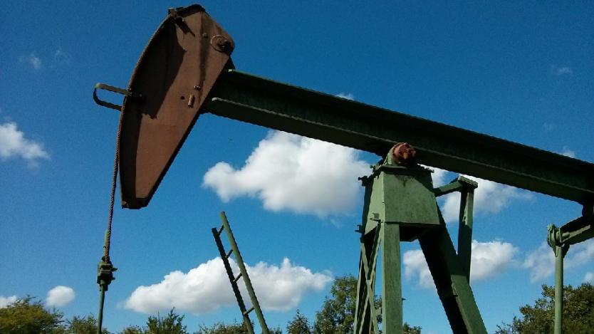 Петролът поевтиня заради очакван ръст на запасите в САЩ