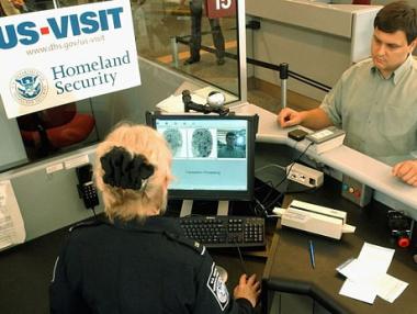 Властите в САЩ може да изискват Facebook парола срещу виза