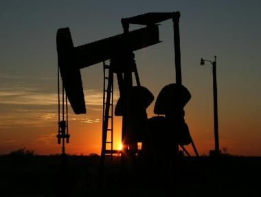 Петролът се покачва заради рекордно високото спазване на договореностите в ОПЕК