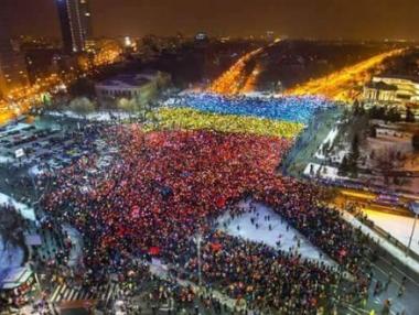 Ден 13: 50 000 румънци направиха огромно знаме от светлини