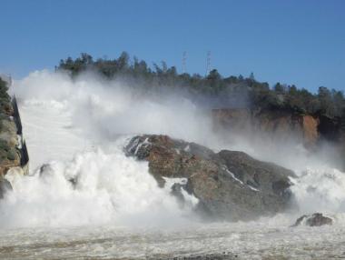 Най-високият язовир в САЩ преля, 200 хил. бяха евакуирани