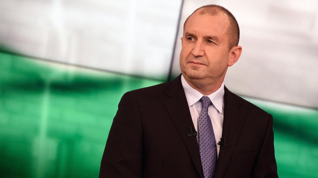 Близо половината българи смятат, че президентът Радев е зависим от БСП