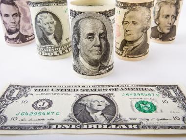 Доларът напредна след изказването на Йелън и данните за инфлацията