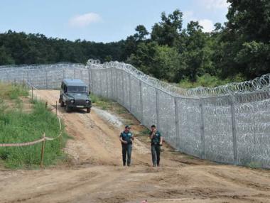 Служебният кабинет намери начин да строи по-бързо оградата с Турция