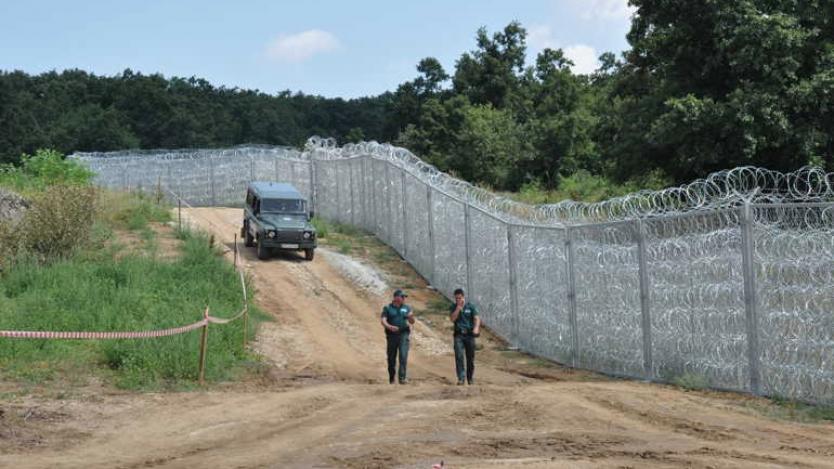 Служебният кабинет намери начин да строи по-бързо оградата с Турция
