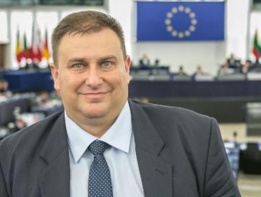 Евродепутат: ЕК се бори да ограничи метанола в течностите за чистачки