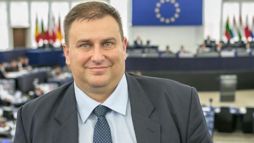 Евродепутат: ЕК се бори да ограничи метанола в течностите за чистачки