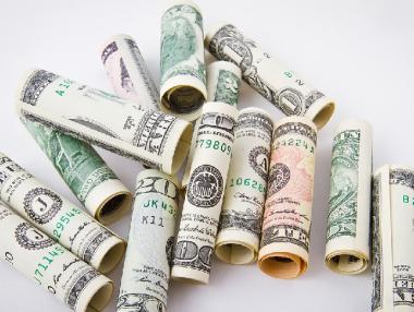 Проблемите на Тръмп удрят и долара