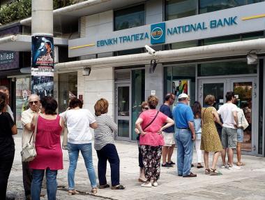 Гърците масово теглят пари от банките