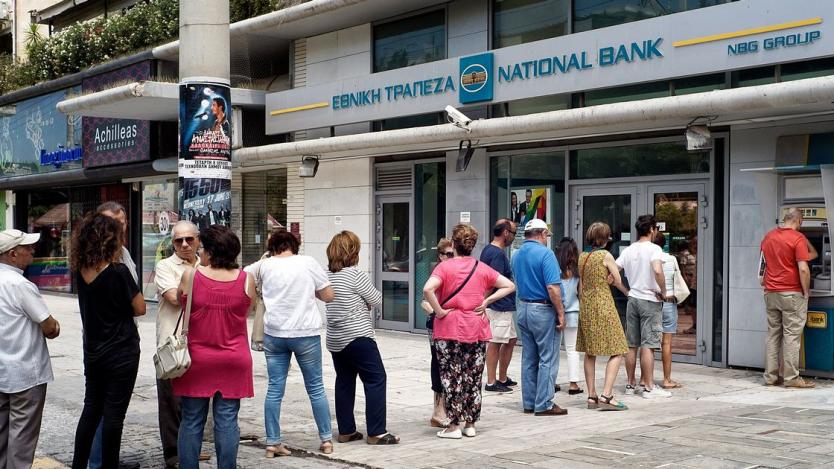 Гърците масово теглят пари от банките