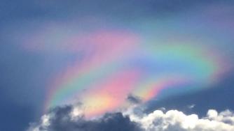 „Огнена“ дъга в небето над Сингапур