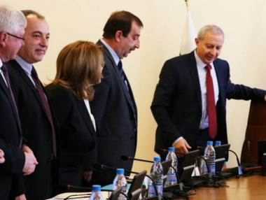 Служебното правителство влезе в противоречие за европарите