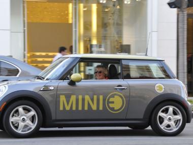 BMW мести производството на електрическите Mini от Великобритания в Германия