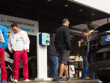 Българска компания стартира продажбата на зарядни станции за електромобили