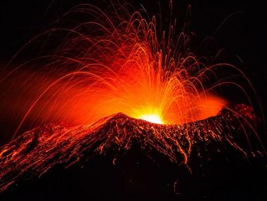 Вулканът Етна отново изригна с потоци от лава