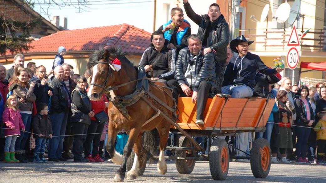 Кушия събра стотици зрители в с. Мрамор