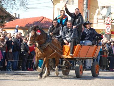 Кушия събра стотици зрители в с. Мрамор