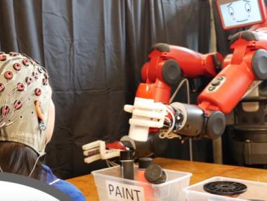 Учени управляват робот със силата на мисълта