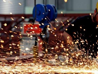 Индустриалното производство се свива в началото на годината