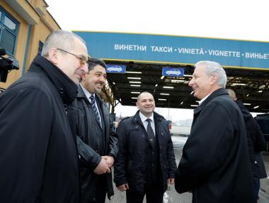 Българското и румънското правителство се срещат на кораб по Дунав