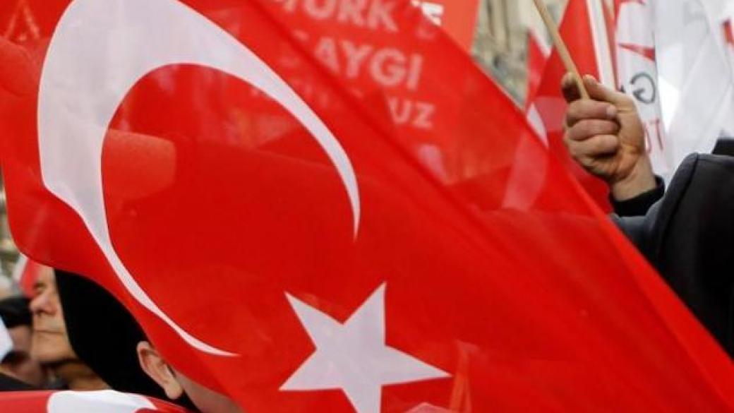 Холандия прогони турски министър, Франция пусна първия дипломат на Анкара