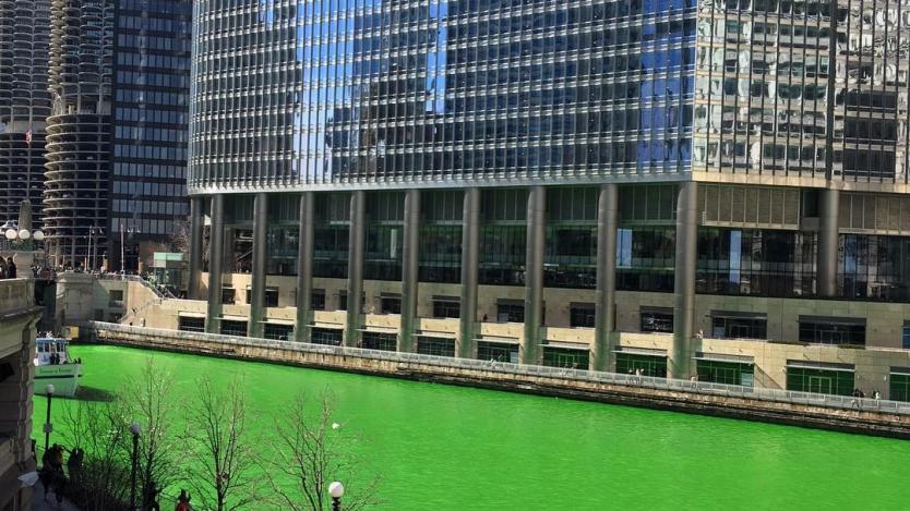 Чикаго боядиса реката си в зелено