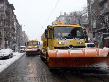 90 снегорина са почиствали пътищата в София