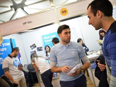 Близо 10 хил. студенти търсят работа в Дни на кариерата, всеки 6-ти си намира