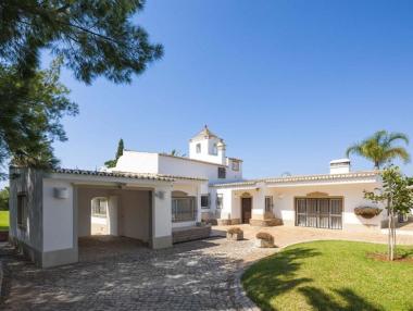 Клиф Ричард продава имение с лозя в Португалия