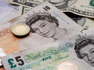 Британският паунд се изстреля след разделението за лихвите в АЦБ