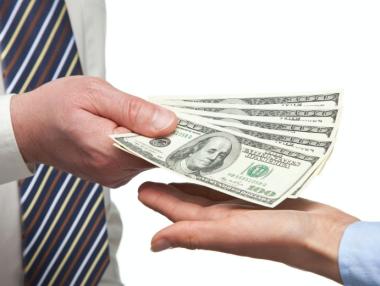 Заплатите в България растат три пъти по-бързо от производителността на труда