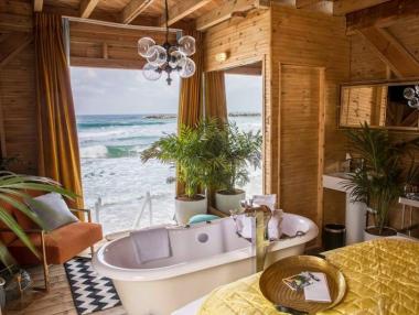 Уютен подслон направо на плажа