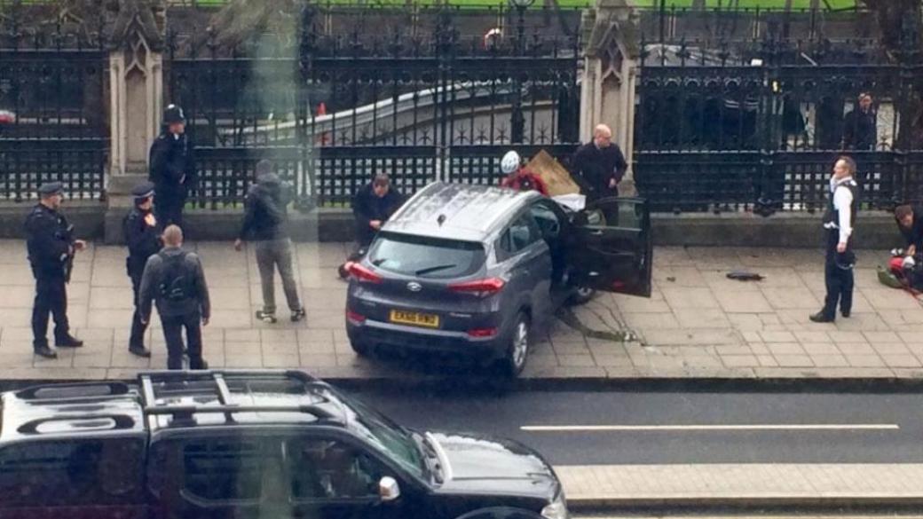 Един загинал и няколко ранени при различни атаки в Лондон (обновена)