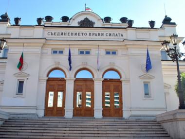 ГЕРБ излиза пред БСП в изследване на „Алфа Рисърч“