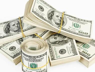 Доларът с ръст, петролът достигна 4-месечно дъно