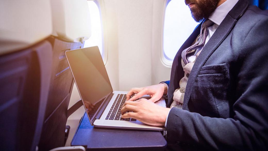 Забраната за лаптоп по време на полет е вредна за бизнеса